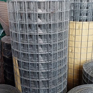 Lưới hàn được làm từ sợi thép đen trơn qua quá trình hàn đường kính 2.5ly ô lưới 50x50. dạng cuộn 1mx30m, 1m2x30m