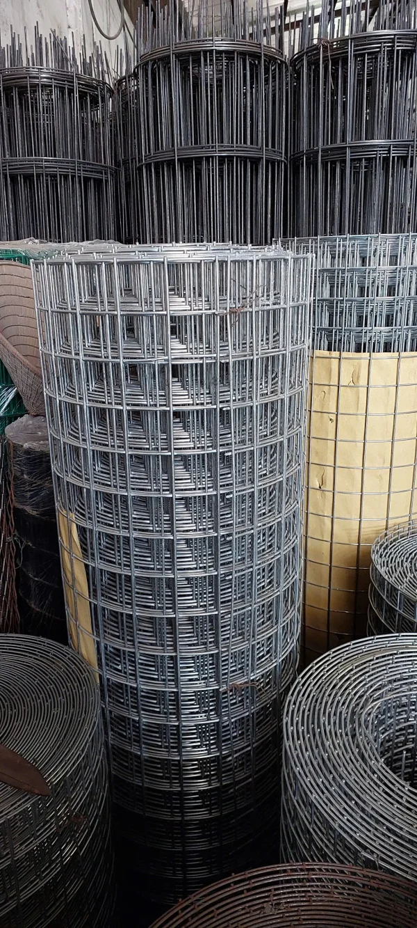 Lưới hàn được làm từ sợi thép đen trơn qua quá trình hàn đường kính 2.5ly ô lưới 50x50. dạng cuộn 1mx30m, 1m2x30m