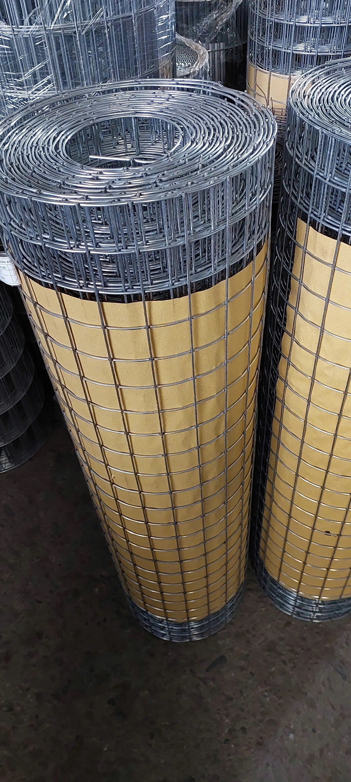 https://vattuongcongnghiep365.com/san-pham/san-xuat-luoi-han-ma-kem-25x25x1-8ly-kho-luoi-1m-1-2m-1-5m Chuyên cung cấp lưới sắt hàn mạ kẽm 2.5ly ô vuông 50x50 dạng cuộn 1mx30m hoặc 1m2x30m