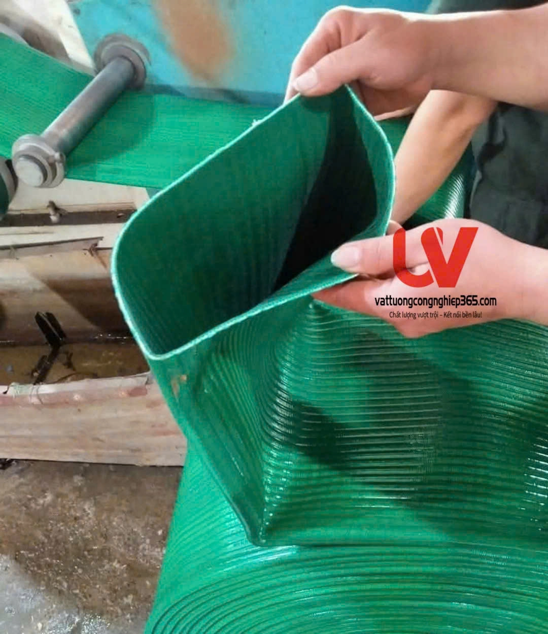 Ống bạt cốt dù phi 120mm là loại ống được làm từ nhựa PVC dẻo và bền, gia cố bằng sợi polyester (cốt dù) để tăng cường độ bền và khả năng chịu áp lực