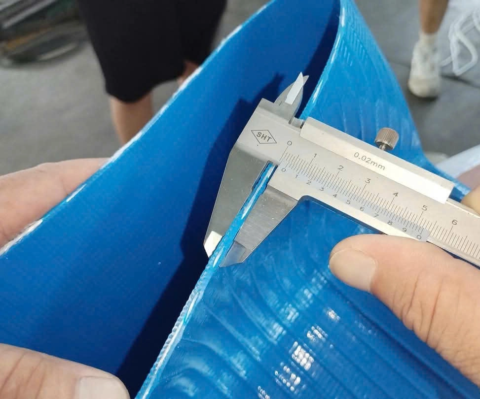Ống vải bạt phi 250, phi 300 được cấu tạo từ lớp nhựa PVC cao cấp kết hợp với vải dù chất lượng giúp cho ống có độ bền cao. Và khả năng chịu được lực rất tốt.