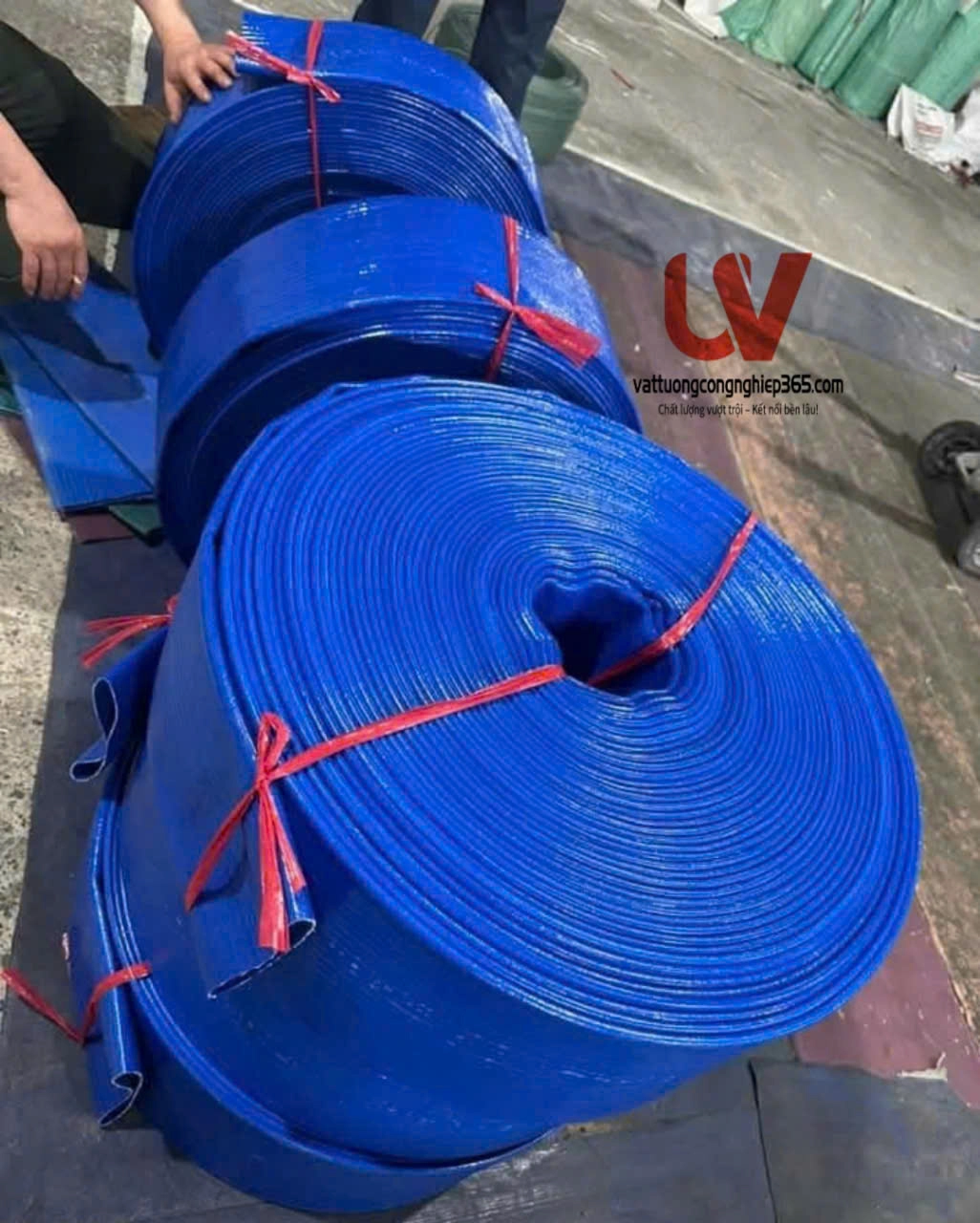 Ống bạt xanh phi 100 dùng xả nước, tưới tiêu, bơm thải bùn nông lâm ngư nghiệp; Ống còn dùng bơm chất lỏng nhẹ, hóa chất ở các khu công nghiệp, nhà xưởng
