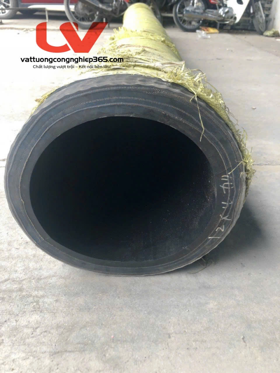 Ống cao su bố thép phi 150 được sử dụng trong lĩnh vực xây dựng, sử dụng trong nhà máy thủy điện. Dùng cho các tàu thuyền hút cát trên sông, biển