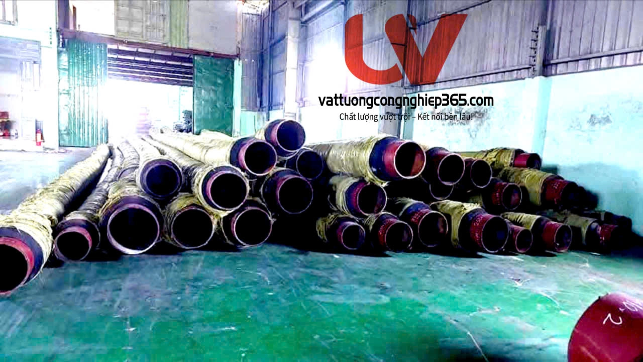 https://vattuongcongnghiep365.com/san-pham/sung-hut-cat-1-kem-2-kem-sung-hut-cat-phi-300-dai-6m-10m-12m Ống cao su hút bùn cát phi 300 gắn 2 đầu sắt loại 1 kẽm hoặc 2 kẽm