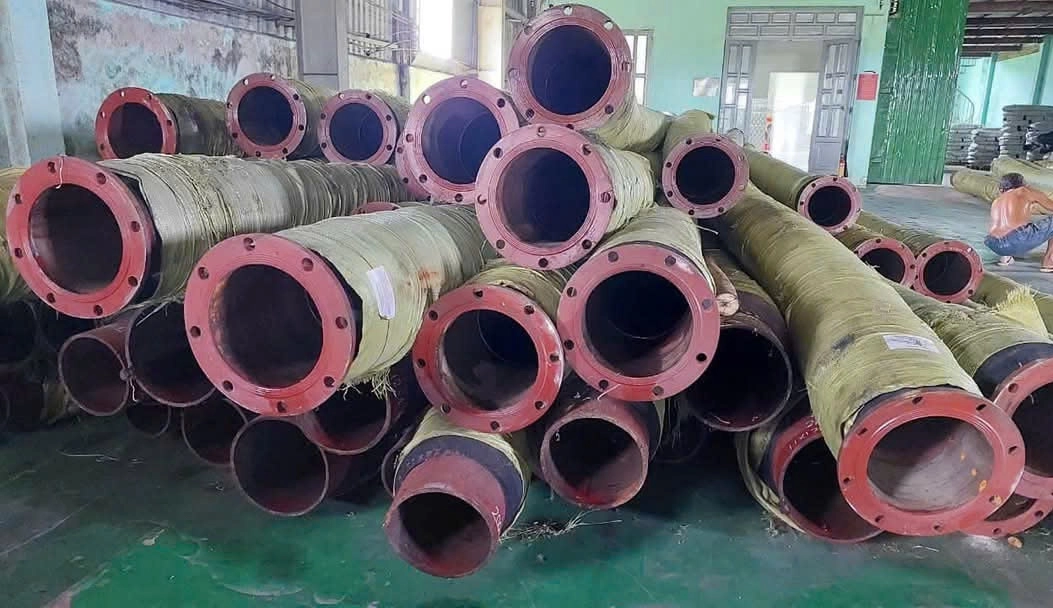 Ống cao su hút cát có tính chịu ăn mòn, chịu nhiệt độ cao và nhiệt độ thấp (từ -196℃ đến +420℃), chịu áp lực làm việc từ 5 đến 8kg/cm2