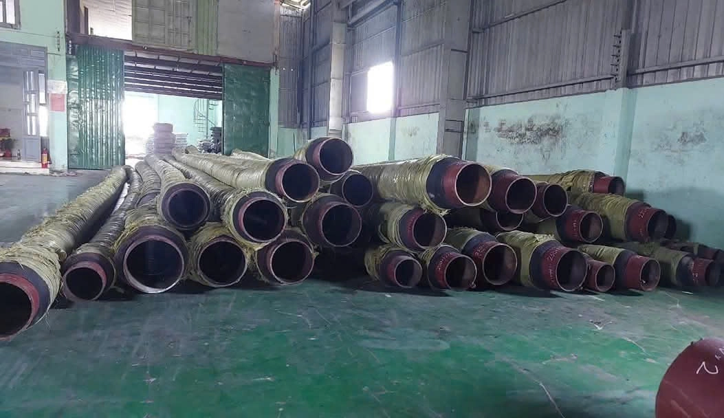 Ống cao su lõi thép hút cát được cấu thành từ vật liệu chính là cao su nguyên sinh, sợi bố vải, sợi lõi thép xoắn lò xo theo momen của ống