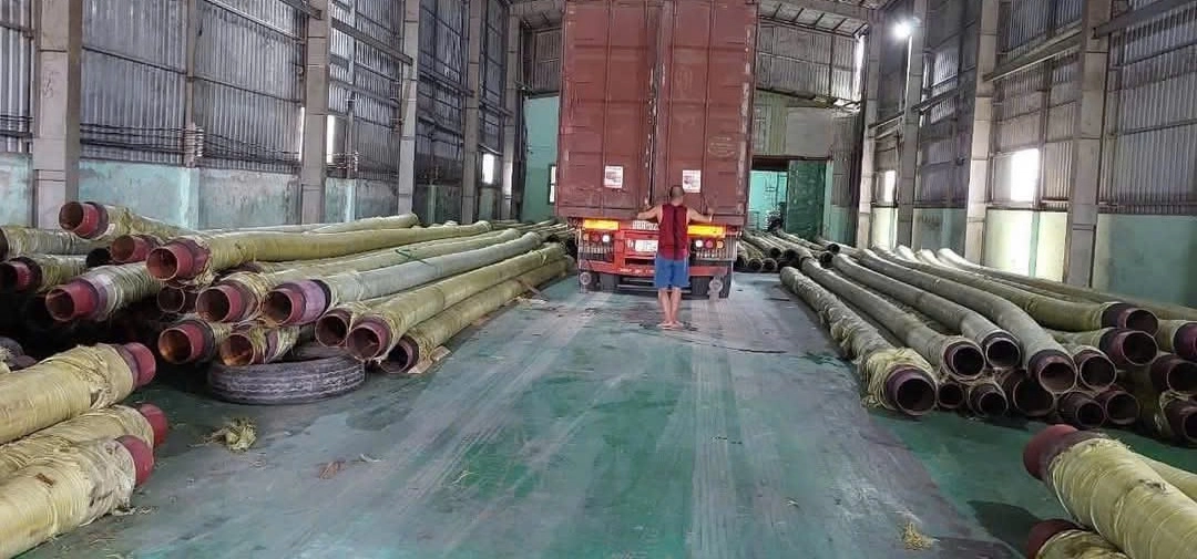 Ống cao su lõi thép chuyên dụng để hút cát từ đáy sông, hồ, biển hoặc các khu vực khai thác cát trên cạn. Ống cao su hút cát cho phép khai thác cát một cách