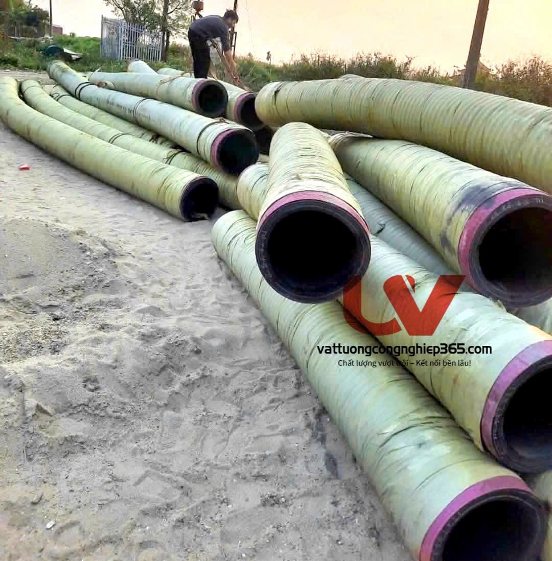 Ống cao su lõi thép phi 220mm thường được sử dụng để hút xả cát, bùn, chất lỏng