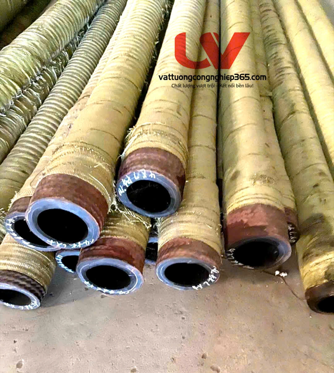 Ống cao su hút cát phi 125 hay còn gọi là ống rồng hút cát 125mm, ống cao su bố thép hút cát 125mm