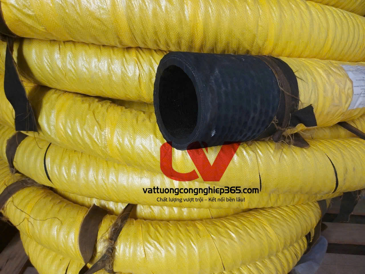 Ống cao su lõi thép phi 100 dùng hút nước, cát, sỏi, bùn, bê tông