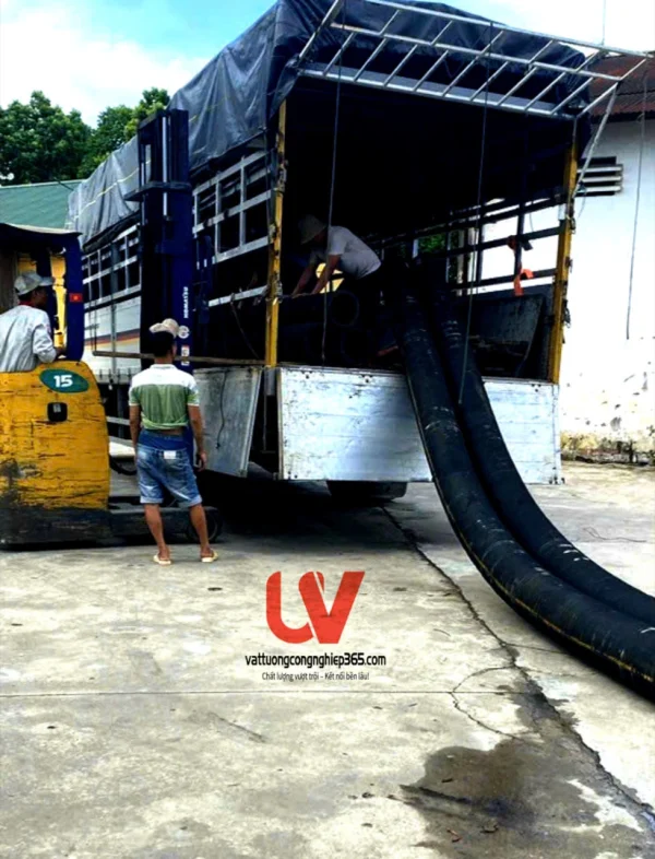 Ống cao su lõi thép phi 325 dùng hút nước, cát, sỏi, bùn cho tàu thuyền, nhà máy xi măng, trạm bơm