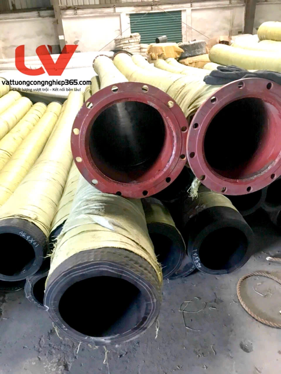 https://vattuongcongnghiep365.com/san-pham/ong-cao-su-loi-thep-dung-hut-cat-phi-273 Ống cao su lõi thép hút cát phi 273 có gắn 2 đầu mặt bích chuyên dùng hút cát, sỏi, bùn, bê tông, xi măng cho các tàu thuyền, nhà máy xi măng.