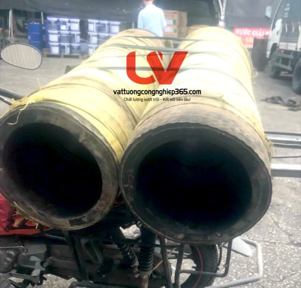 Ống cao su lõi thép 350 dùng trong các lĩnh vực như dùng làm ống dùng dẫn nước, hút bùn cát sỏi, dẫn xi măng , dẫn bê tông, sử dụng cho tàu thuyền hút bùn cát trên sông, biển.