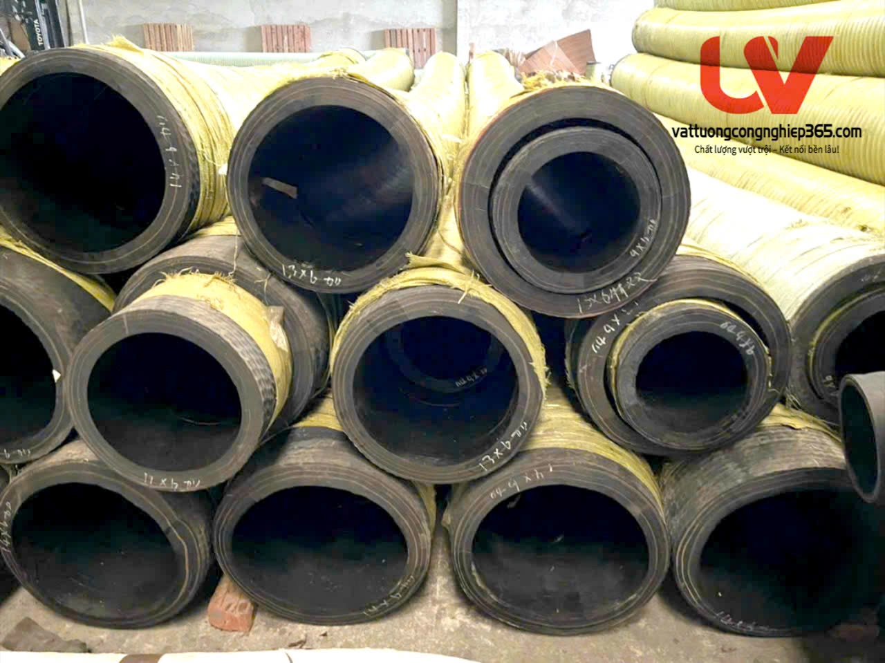 Ống cao su lõi thép D220, D200, D168 được sử dụng trong lĩnh vực xây dựng, sử dụng trong nhà máy thủy điện. Dùng cho các tàu thuyền hút cát trên sông, biển