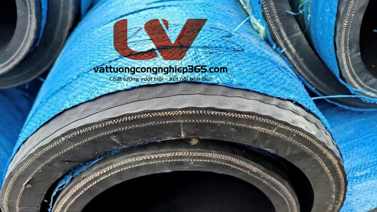 Ống cao su lõi thép 350 dùng trong các lĩnh vực như dùng làm ống dùng dẫn nước, hút bùn cát sỏi, dẫn xi măng , dẫn bê tông, sử dụng cho tàu thuyền.