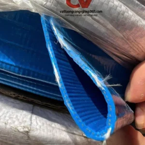 Ống bạt cốt dù phi 200 là loại ống được làm từ nhựa PVC dẻo và bền, gia cố bằng sợi polyester (cốt dù) để tăng cường độ bền và khả năng chịu áp lực