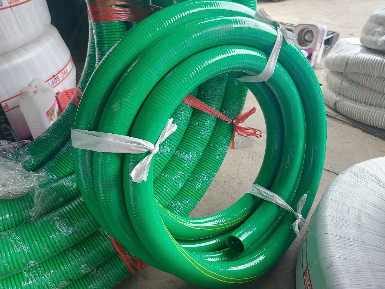 Ống nhựa lõi thép phi 76 chuyên dùng hút nước thải lắp cho các xe vệ sinh môi trường, hút bể phốt dẫn chất thải, nước thải, hầm cầu, dẫn rác