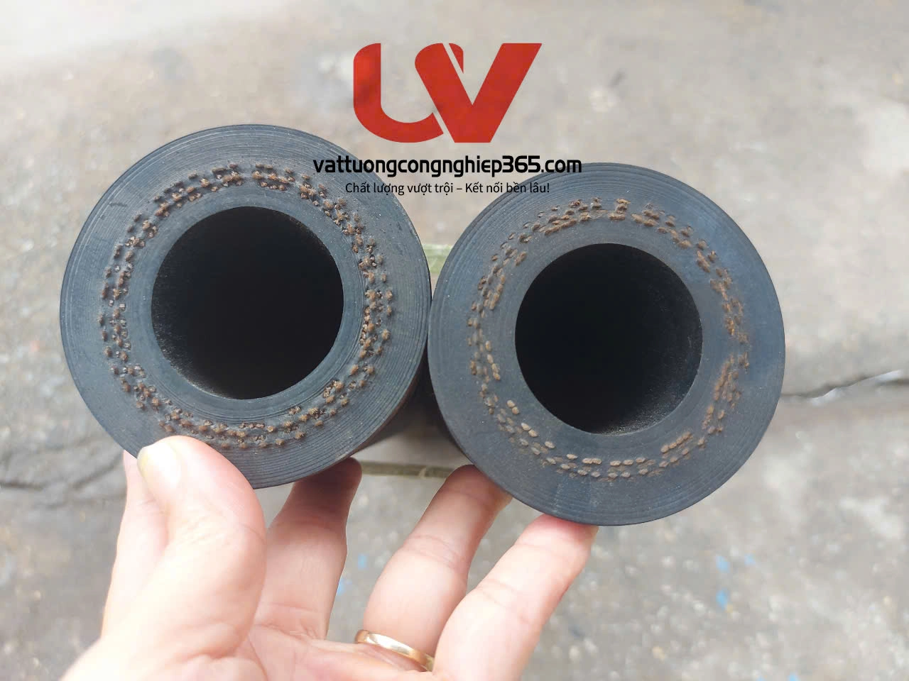 Ống cao su dùng lắp cho máy phun vữa giúp đẩy vữa lên ống dây để phun vữa lên tường.