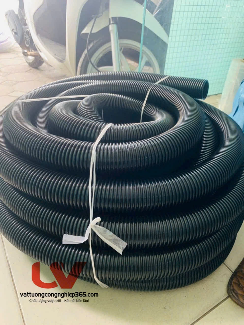 Cung cấp ống gân nhựa đen lắp máy hút bụi công nghiệp