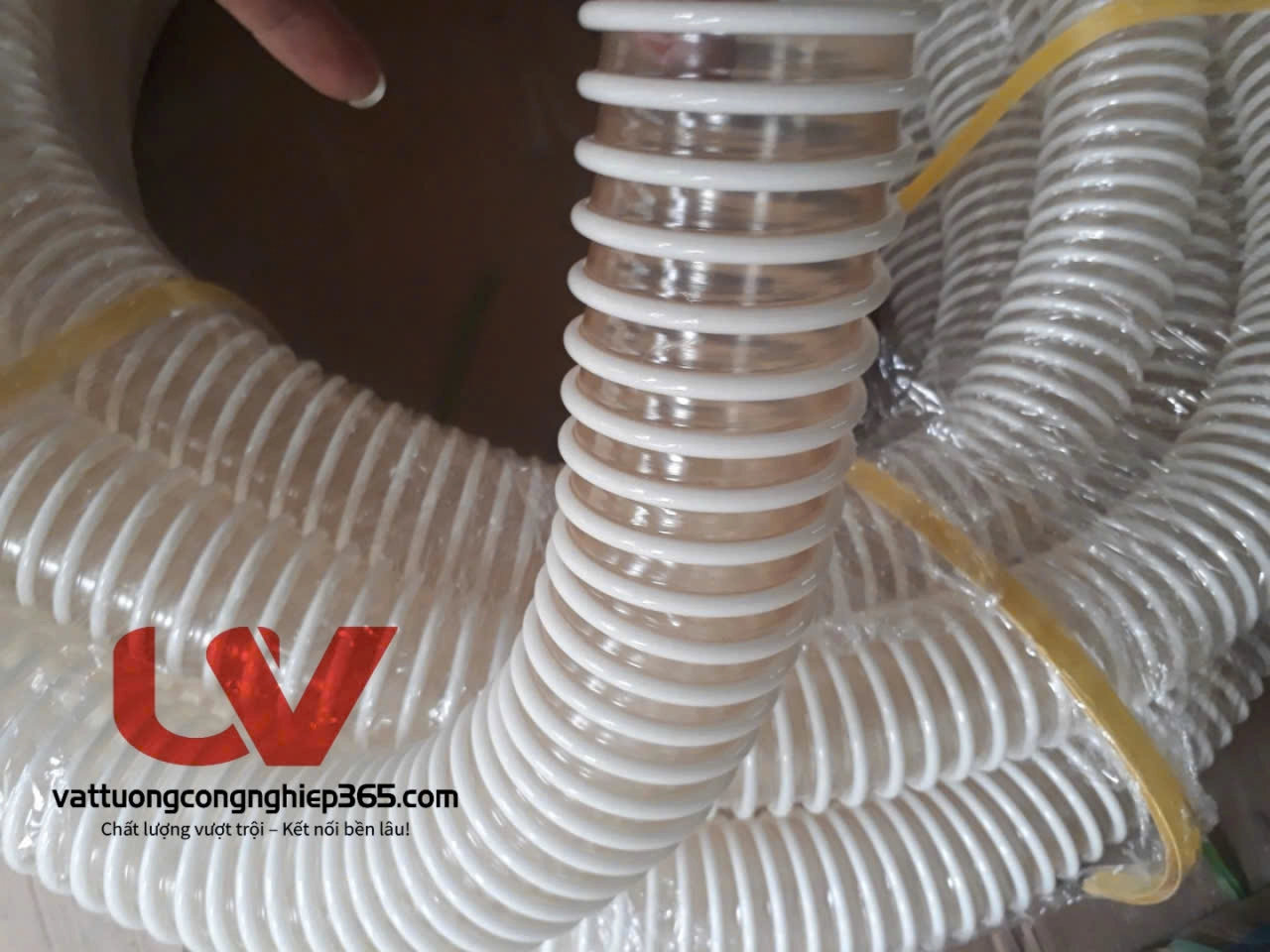 Địa chỉ cung cấp ống gân nhựa nổi D50 dùng dẫn hạt nhựa trong các nhà máy