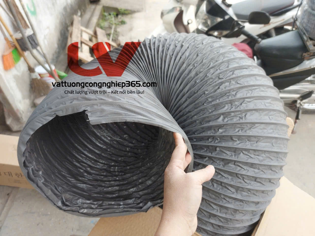 Phân phối ống gió mềm vải D300 lắp quạt hút bụi nhà xưởng