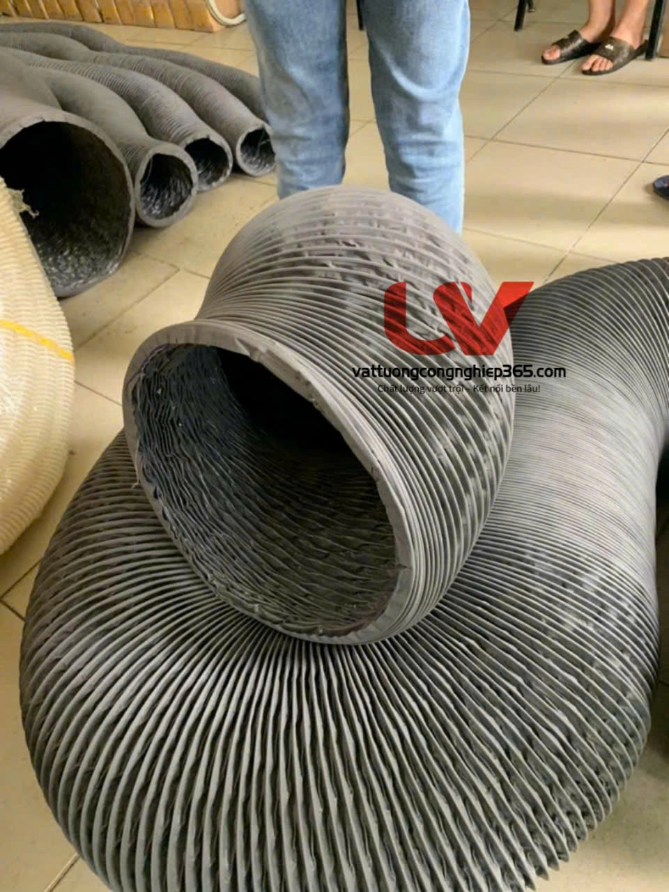 Phân phối ống gió vải mềm D400 lắp quạt thông gió tòa nhà