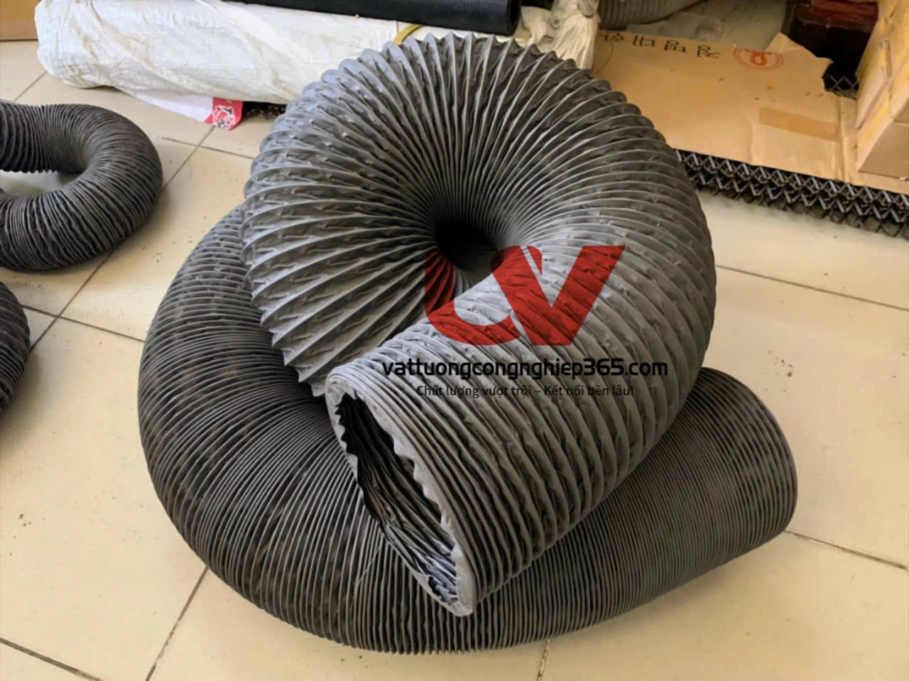 Ống gió mềm vài D400 lắp quạt thông gió trung tâm thương mại