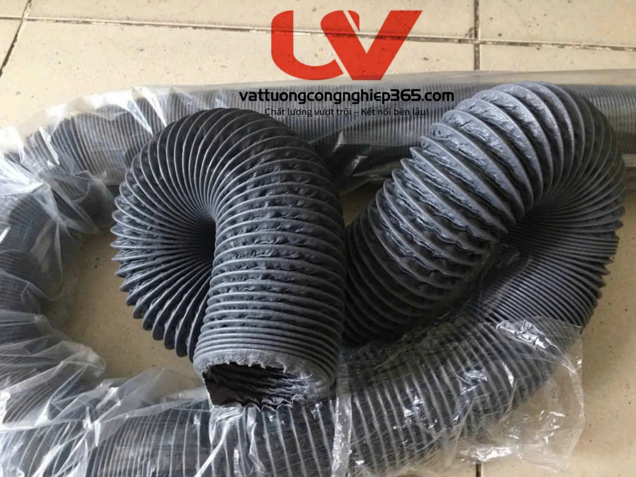 Cung cấp ống gió vải mềm lõi thép lắp quạt thông gió