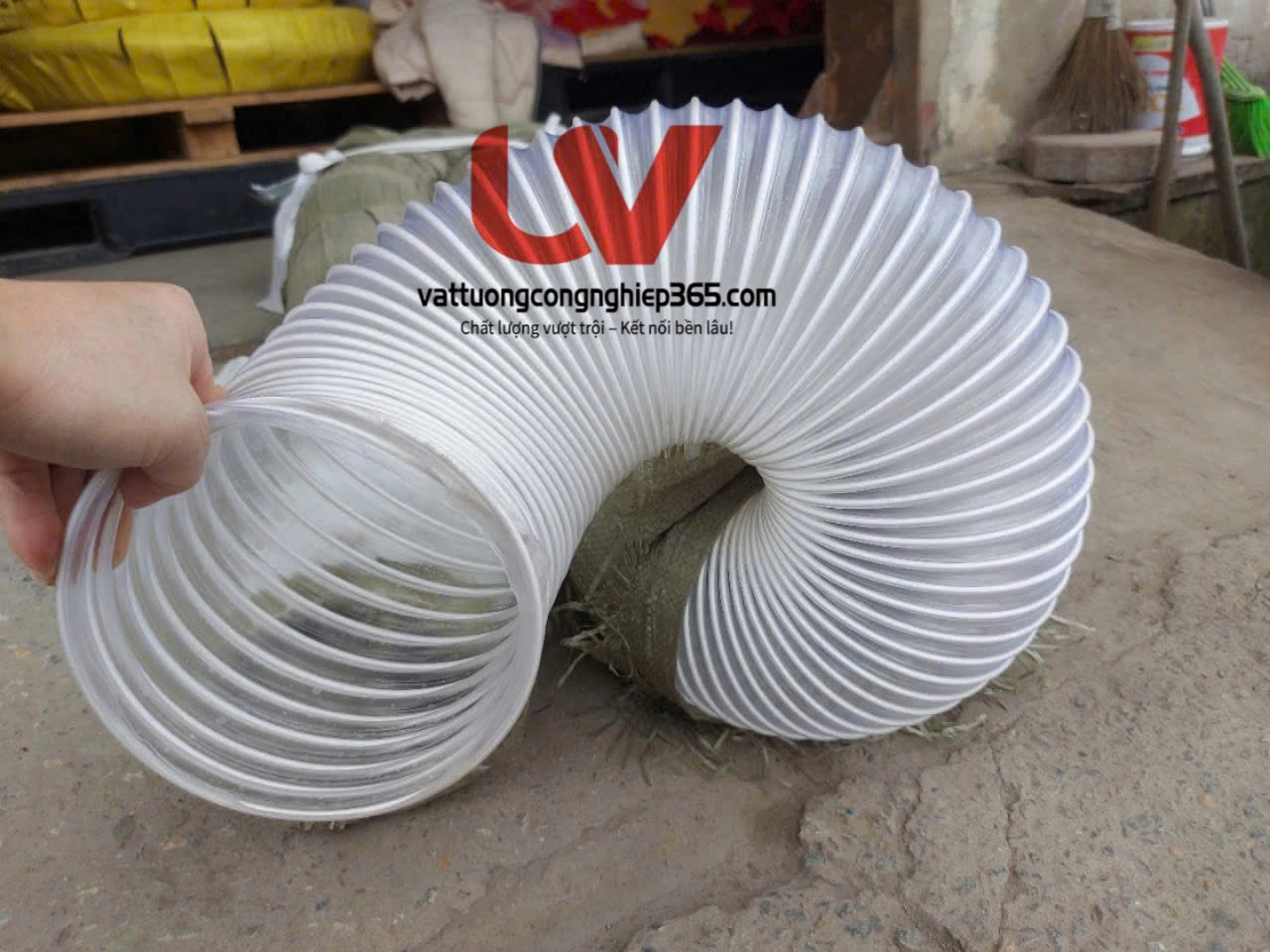 Cung cấp Ống hút bụi mềm lò xo cho máy chế biến gỗ CNC