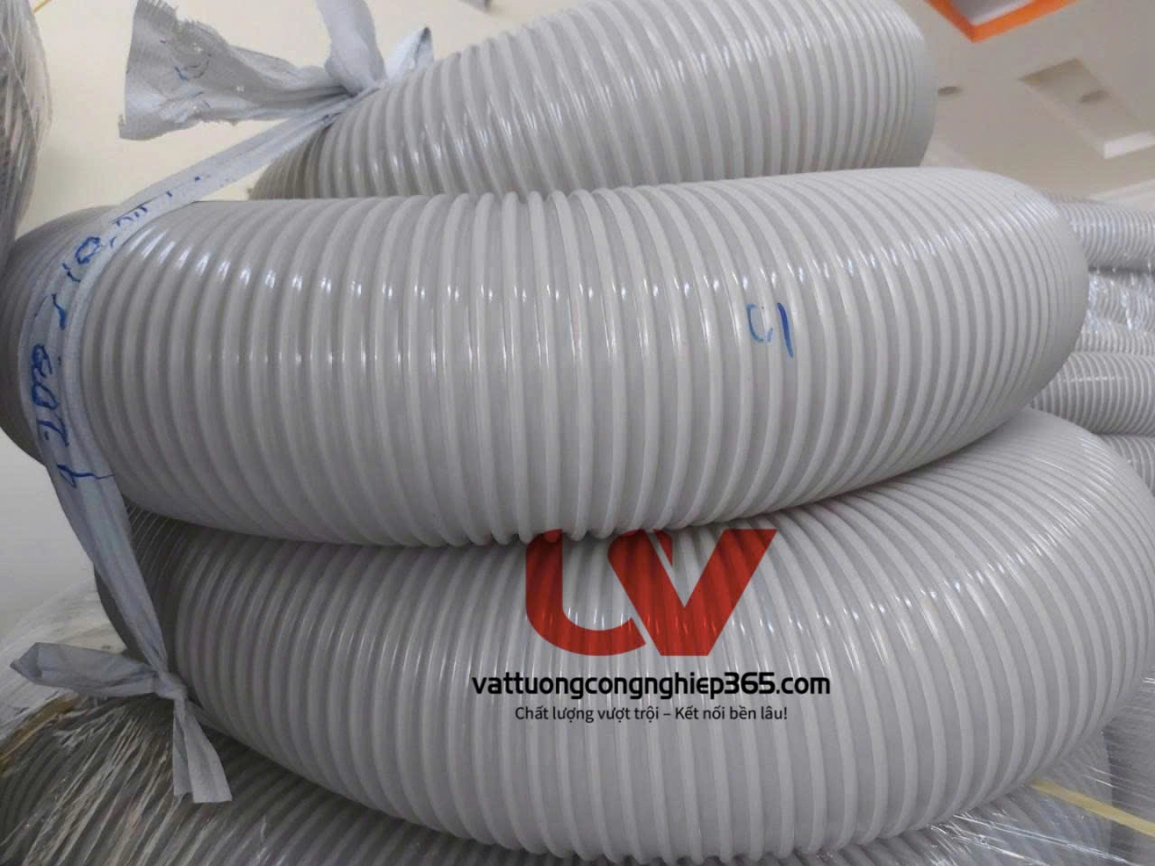 Cung cấp ống hút bụi gân nhựa dùng hút phôi bào, bụi giấy