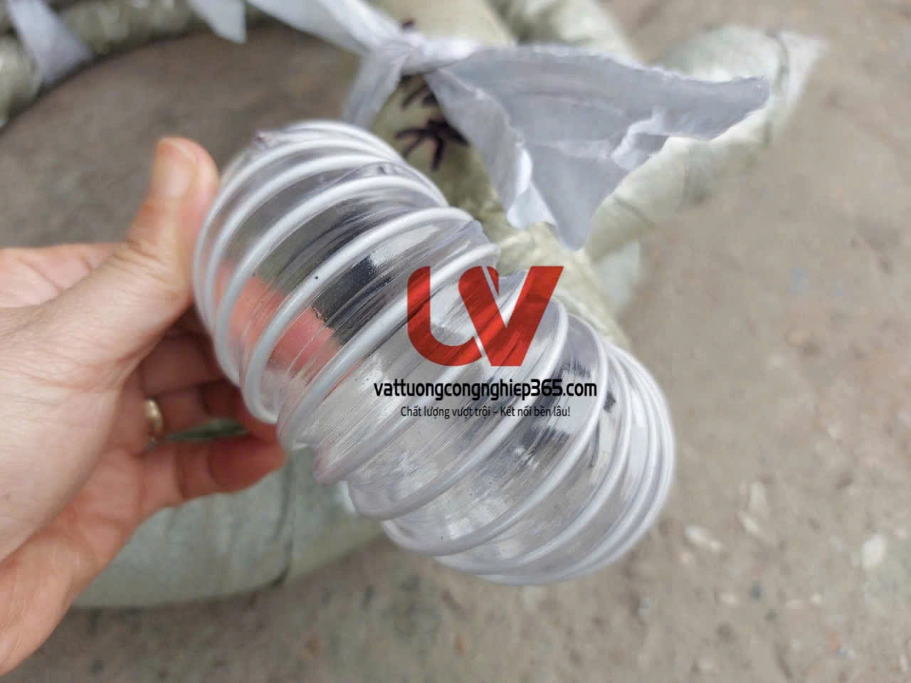 Phân phối ống hút bụi lõi thép phi 76 lắp máy CNC