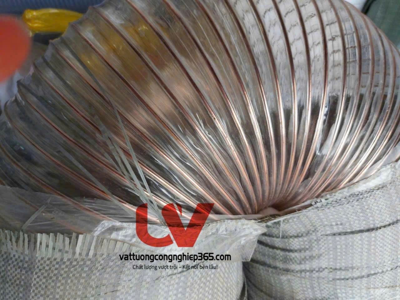 Địa chỉ cung cấp ống hút bụi pu lõi thép mạ đồng D350 uy tín