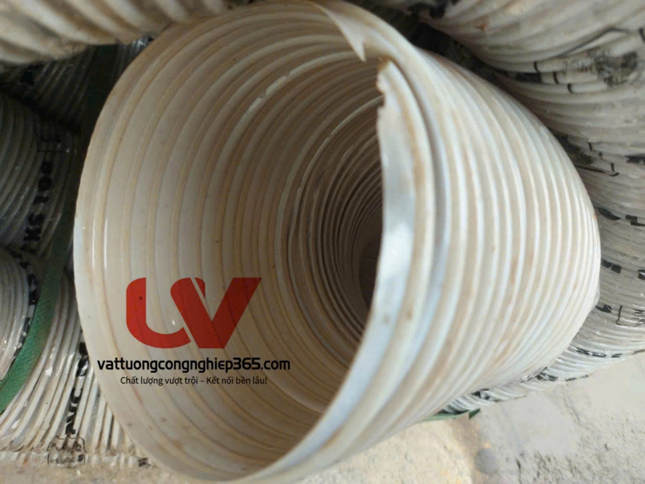 Địa chỉ mua ống hút mùi phòng sơn phi 300 giá rẻ