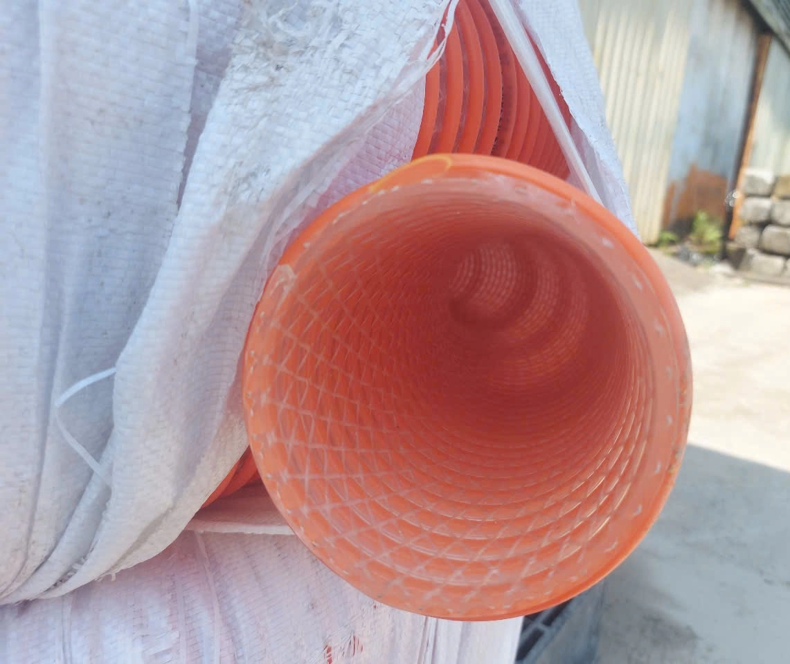 Ống được làm từ chất liệu nhựa PVC màu cam bên trong có gia cố sợi dù lưới đan chéo tạo nên liên kết dày chắc chắn giúp ống chịu áp lực cao.