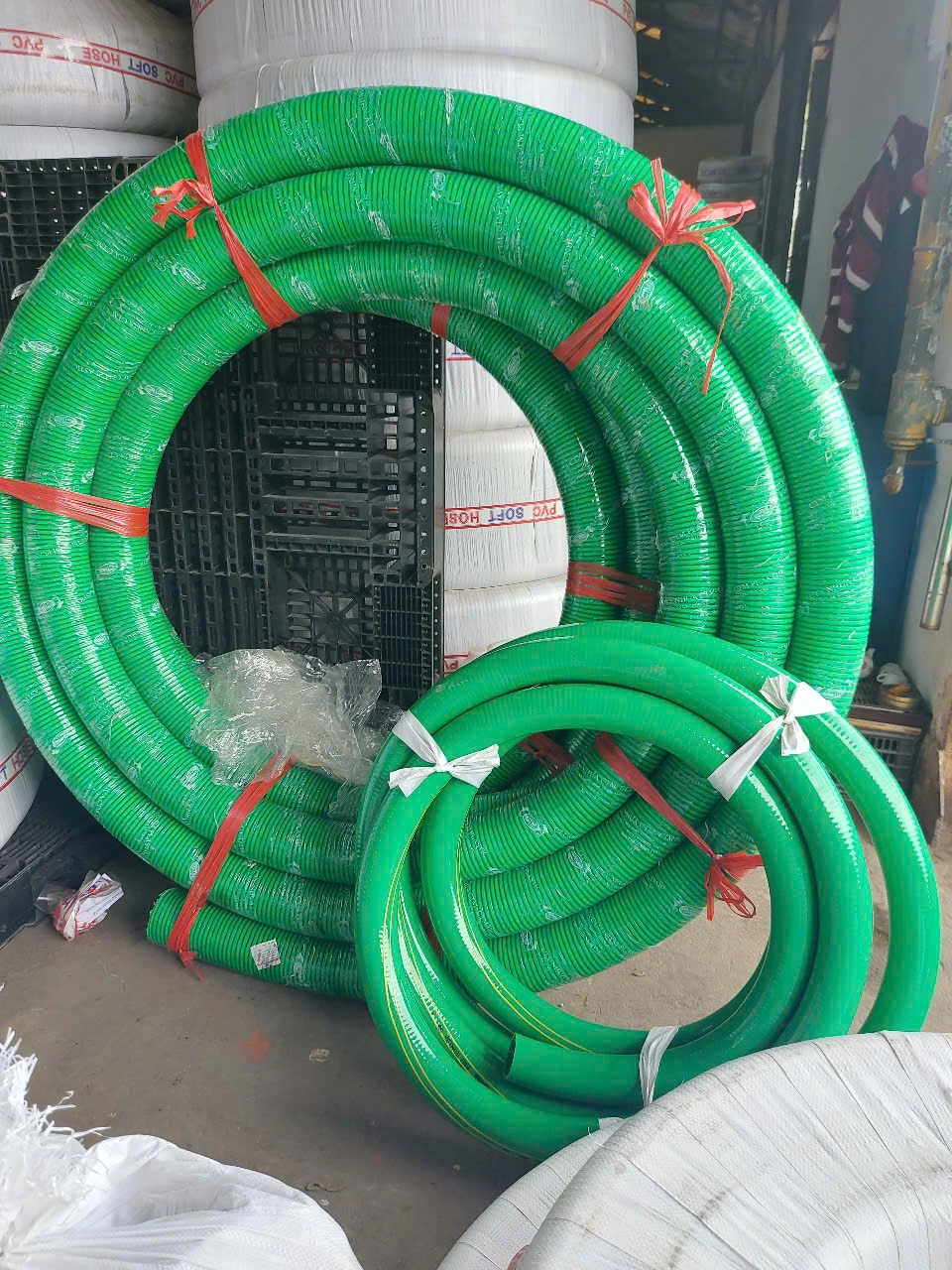 Ống nhựa xanh hút bể phốt phi 100 được làm từ nhựa PVC bên trong có gia cố sợi thép xoắn lò xo gia cường.