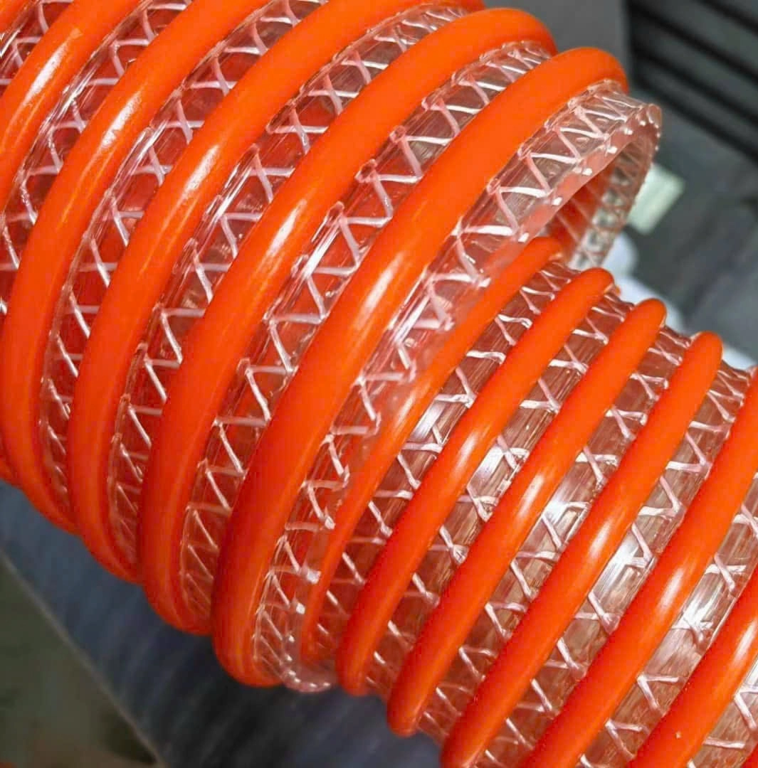Ống gân nhựa xoắn cam phi 100 được làm từ chất liệu nhựa PVC bên trong có gia cố sợi lưới dù đan kết lại giúp ống không bị móp méo khi hút.