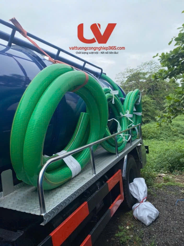 Ống nhựa xanh lõi thép hút bể phốt là loại ống dẫn chuyên dụng được thiết kế dành riêng cho xe bồn hút hầm cầu, bùn thải và chất thải sinh hoạt