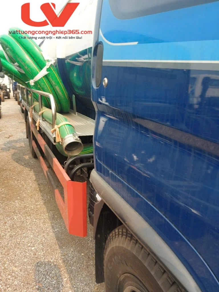 Ống nhựa xanh có lõi thép dùng cho xe xử lý nước thải môi trường