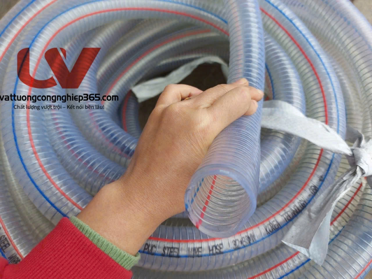 Cung cấp ống nhựa mềm gân thép phi 40 dẫn thực phẩm uy tín