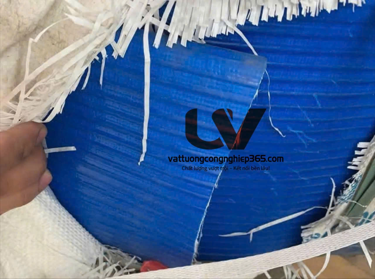 Ống bạt cốt dù phi 200 là loại ống được làm từ nhựa PVC dẻo và bền, gia cố bằng sợi polyester (cốt dù) để tăng cường độ bền và khả năng chịu áp lực