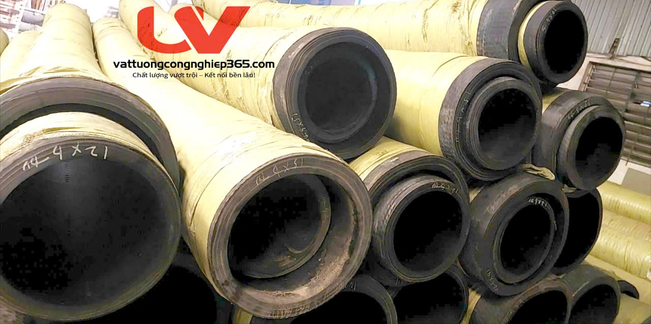 https://vattuongcongnghiep365.com/san-pham/ong-cao-su-loi-thep-dung-hut-cat-phi-273 Ống cao su lõi thép phi 273 sử dụng cho các tàu thuyền hút cát. Sử dụng bơm xả xi măng cho các nhà máy xi măng, các trạm trộn bê tông