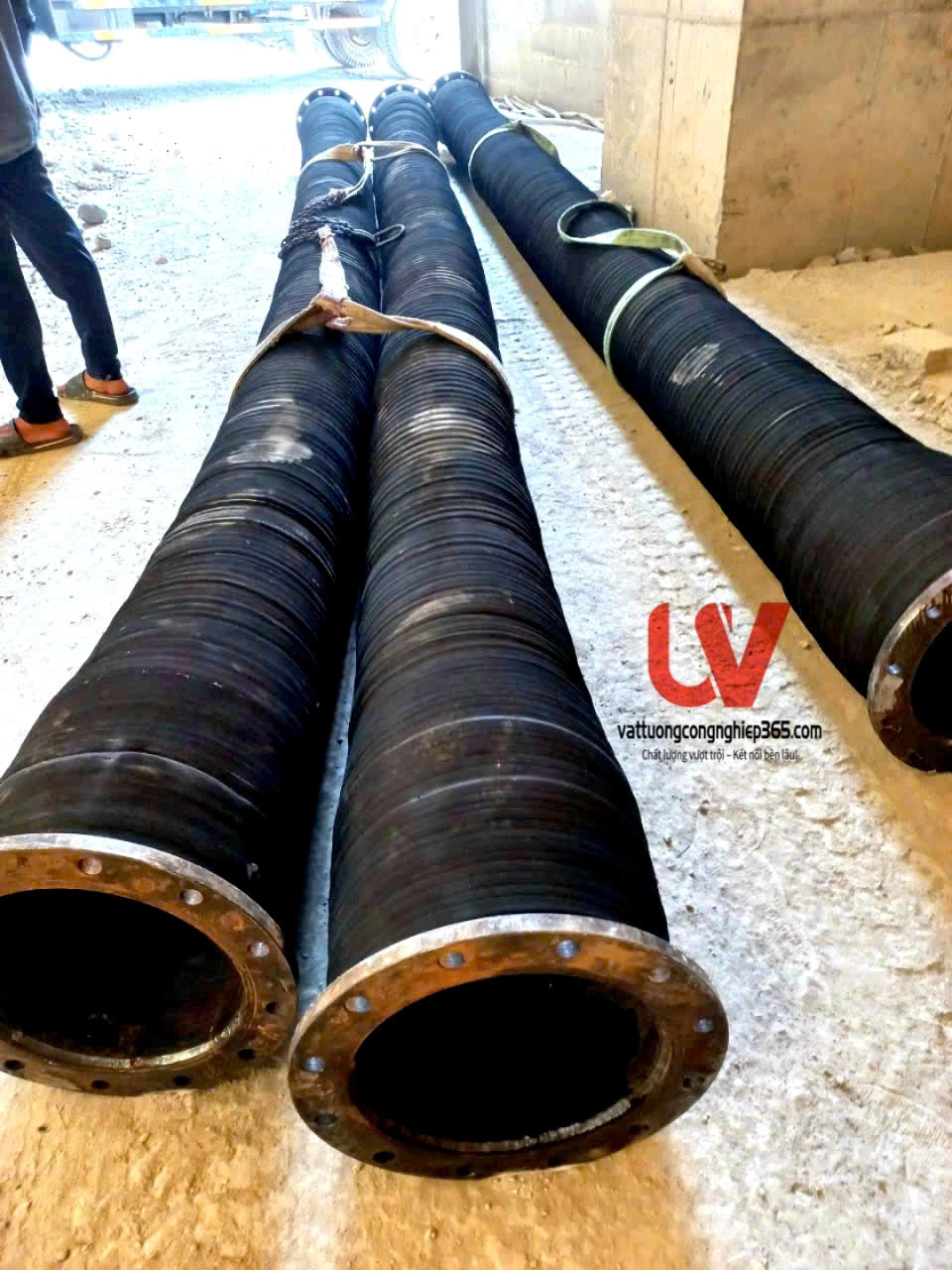 Ống cao su lõi thép 350 được dùng hút cát, nước, bùn, dẫn bê tông