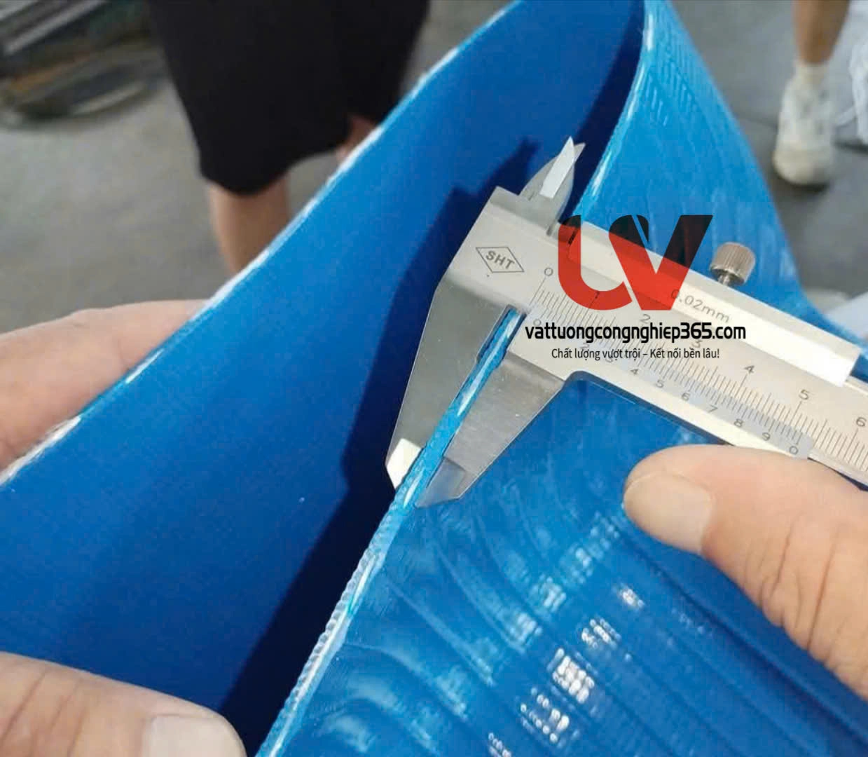 Ống bạt cốt dù phi 200 là loại ống được làm từ nhựa PVC dẻo và bền, gia cố bằng sợi polyester (cốt dù) để tăng cường độ bền và khả năng chịu áp lực