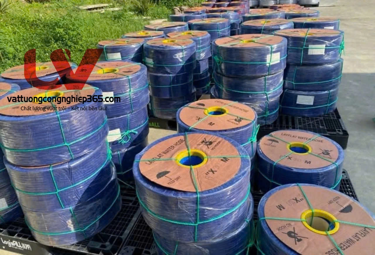 Ống bạt cốt dù phi 100mm là loại ống được làm từ nhựa PVC dẻo và bền, gia cố bằng sợi polyester (cốt dù) để tăng cường độ bền và khả năng chịu áp lực