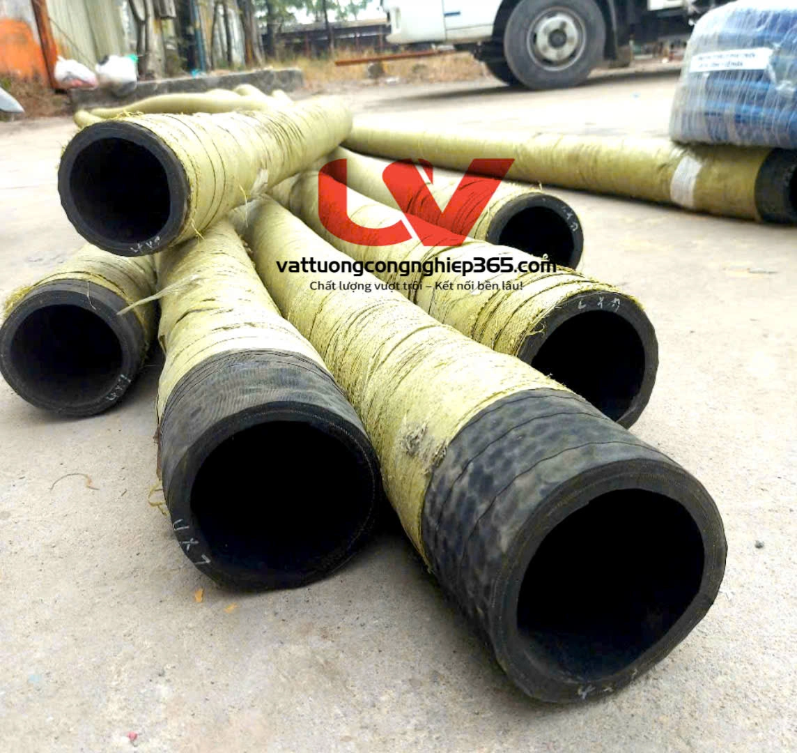 Rồng cao su hút cát phi 100 hay còn gọi là ống cao su lõi thép phi 100, ống cao su bố thép phi 100, sùng cao su phi 100