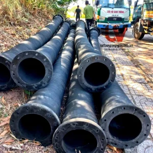 Giao hàng ống cao su hút cát lõi thép 220 cho khách