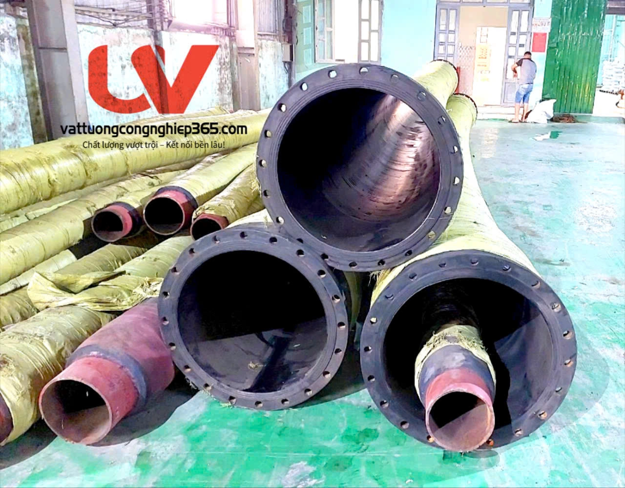 Sùng cao su 350 dùng trong các lĩnh vực như dùng làm ống dùng dẫn nước, hút bùn cát sỏi, dẫn xi măng , dẫn bê tông, sử dụng cho tàu thuyền hút bùn cát trên sông, biển