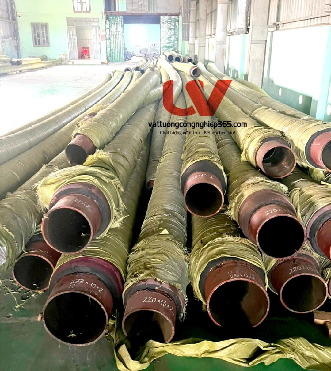 Sung cao su 220 chueyen dùng hút xả cát cho tàu thuyền, xà lan. Dùng hút bùn, nước thải,...