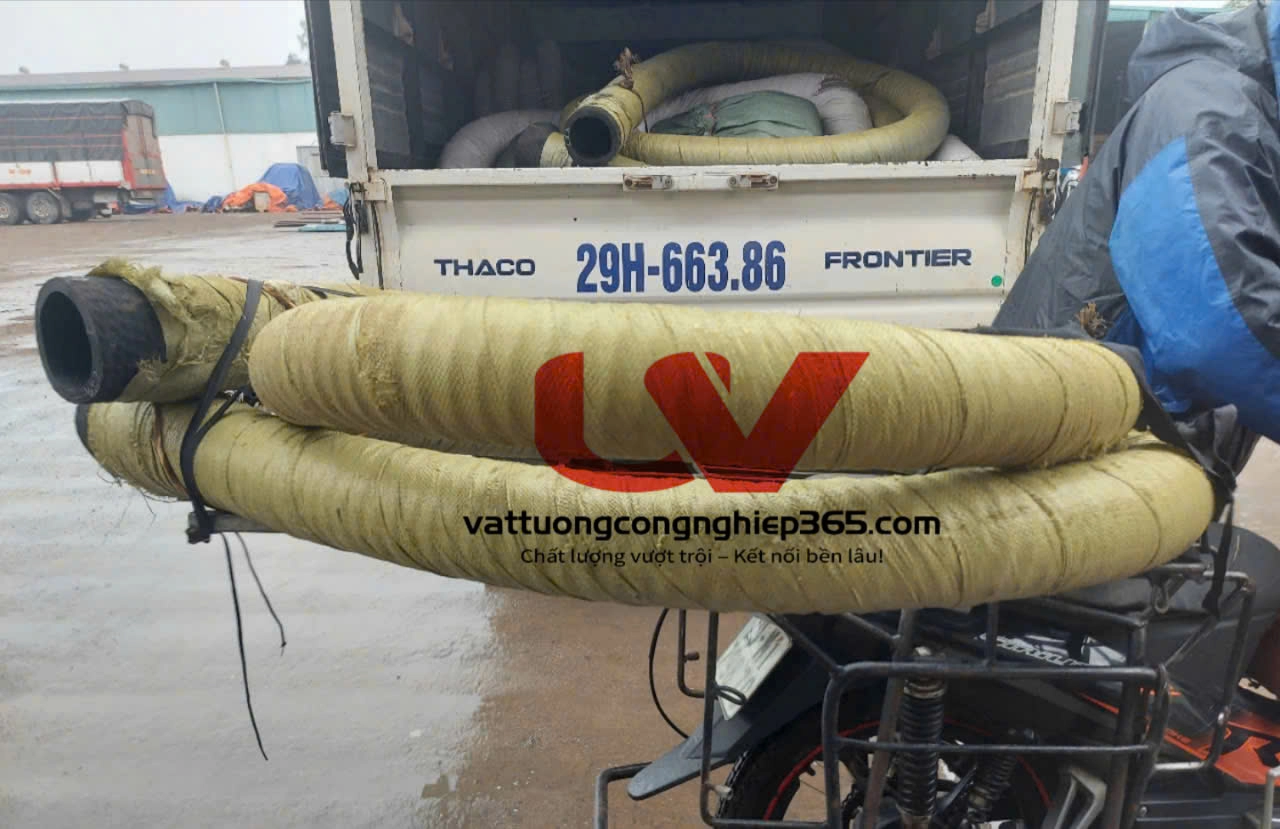 Ống bom xi phi 114 dài 8m dùng cho xe trở bê tông, trở xi măng rời từ các trạm trộn đi tới công trình