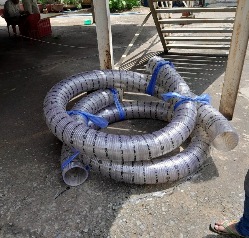 https://vattuongcongnghiep365.com/san-pham/ong-nhua-pvc-loi-thep-phi-114-ong-xoan-kem-hut-xa-nuoc Ống nhựa mềm lõi thép phi 250 được làm từ chất liệu nhựa PVC bên trong có sợi thép dạng lò xo xoắn gia cường chịu móp méo tốt khi hút.